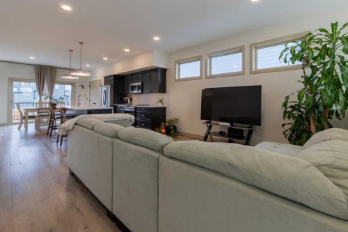 403 Caledonia Boulevard West, Lethbridge, AB - Indoor Photo Showing Living Room