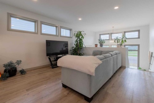403 Caledonia Boulevard West, Lethbridge, AB - Indoor Photo Showing Bedroom