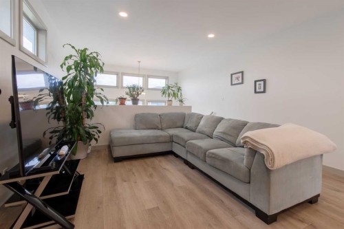 403 Caledonia Boulevard West, Lethbridge, AB - Indoor Photo Showing Living Room