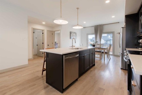 403 Caledonia Boulevard West, Lethbridge, AB - Indoor Photo Showing Kitchen With Upgraded Kitchen