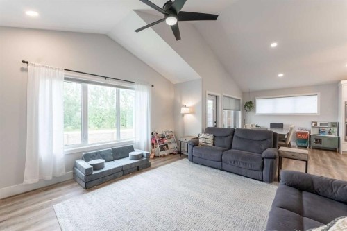 2006 30A Avenue, Coaldale, AB - Indoor Photo Showing Living Room