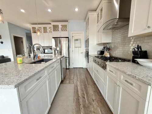 55 Riverhurst Cove West, Lethbridge, AB - Indoor Photo Showing Kitchen With Upgraded Kitchen
