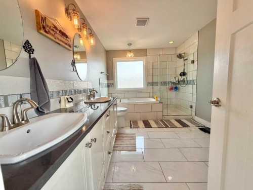 55 Riverhurst Cove West, Lethbridge, AB - Indoor Photo Showing Bathroom