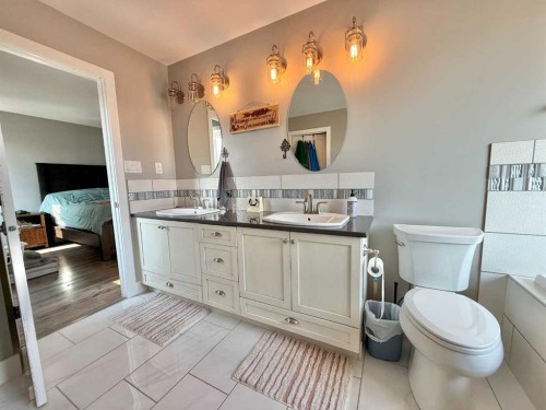 55 Riverhurst Cove West, Lethbridge, AB - Indoor Photo Showing Bathroom