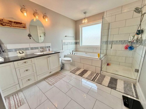 55 Riverhurst Cove West, Lethbridge, AB - Indoor Photo Showing Bathroom