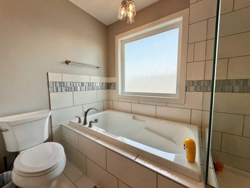 55 Riverhurst Cove West, Lethbridge, AB - Indoor Photo Showing Bathroom