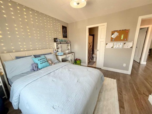 55 Riverhurst Cove West, Lethbridge, AB - Indoor Photo Showing Bedroom