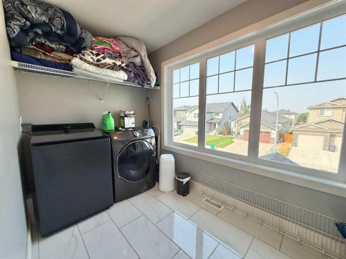55 Riverhurst Cove West, Lethbridge, AB - Indoor Photo Showing Laundry Room