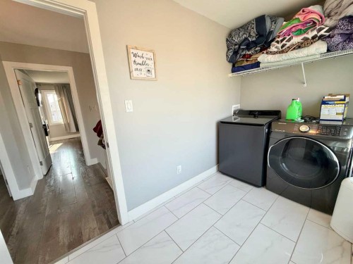 55 Riverhurst Cove West, Lethbridge, AB - Indoor Photo Showing Laundry Room