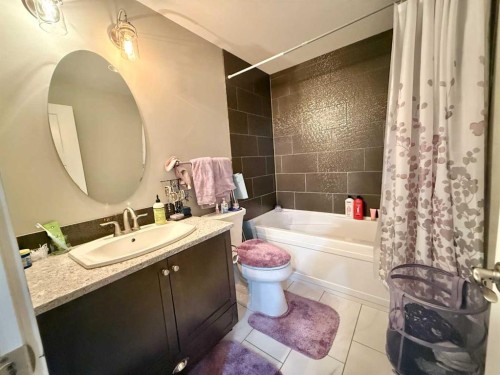 55 Riverhurst Cove West, Lethbridge, AB - Indoor Photo Showing Bathroom