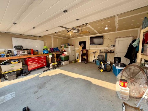 55 Riverhurst Cove West, Lethbridge, AB - Indoor Photo Showing Garage