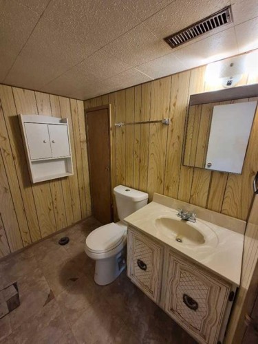 4931 54 Avenue, Taber, AB - Indoor Photo Showing Bathroom