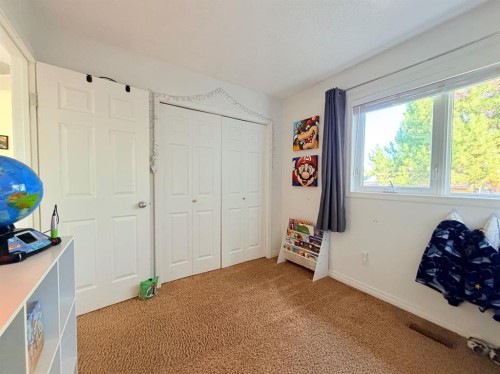 11 Lakhota Crescent West, Lethbridge, AB - Indoor Photo Showing Bedroom