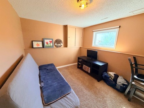 11 Lakhota Crescent West, Lethbridge, AB - Indoor Photo Showing Bedroom