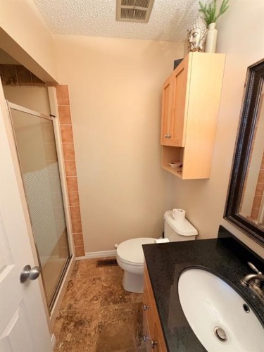 11 Lakhota Crescent West, Lethbridge, AB - Indoor Photo Showing Bathroom