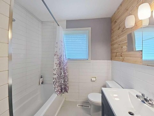 504 5 Street, Warner, AB - Indoor Photo Showing Bathroom