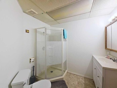 504 5 Street, Warner, AB - Indoor Photo Showing Bathroom