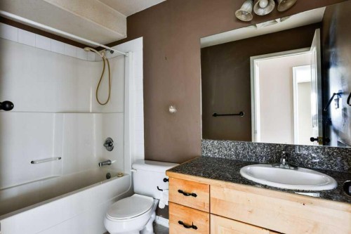 5-734 Heritage Boulevard West, Lethbridge, AB - Indoor Photo Showing Bathroom