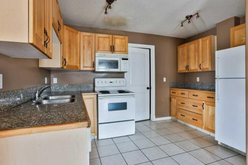 5-734 Heritage Boulevard West, Lethbridge, AB - Indoor Photo Showing Kitchen With Double Sink