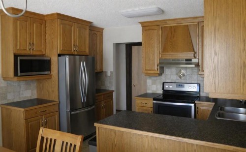 1121 Lakemount Boulevard South, Lethbridge, AB 