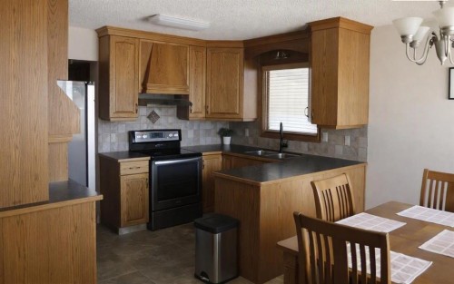 1121 Lakemount Boulevard South, Lethbridge, AB 