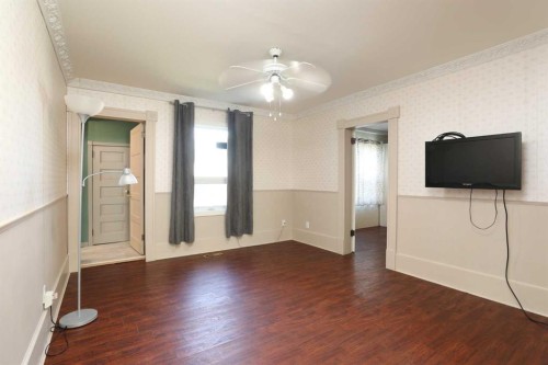11 E 300 N, Raymond, AB 