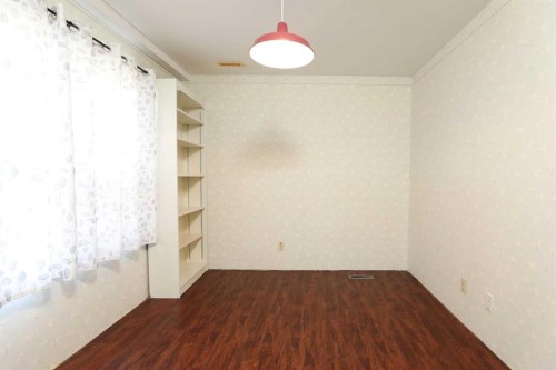 11 E 300 N, Raymond, AB 