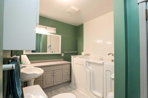 11 E 300 N, Raymond, AB 