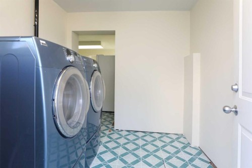 11 E 300 N, Raymond, AB 