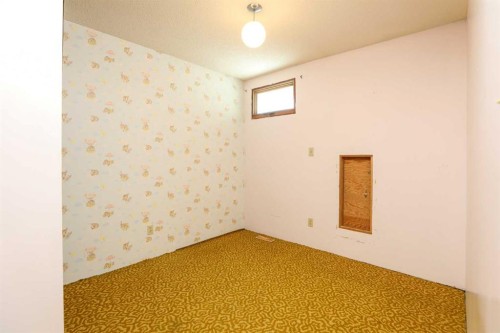 11 E 300 N, Raymond, AB 