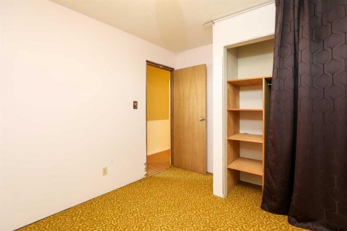 11 E 300 N, Raymond, AB 