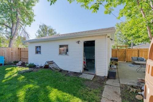 1814 14 Avenue South, Lethbridge, AB 