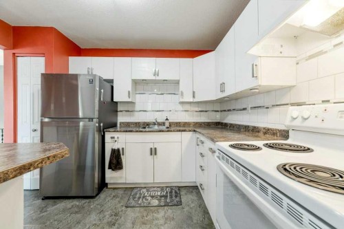 8 Columbia Bay West, Lethbridge, AB 
