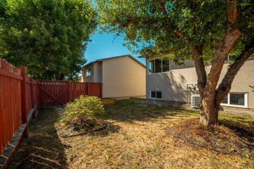 8 Columbia Bay West, Lethbridge, AB 