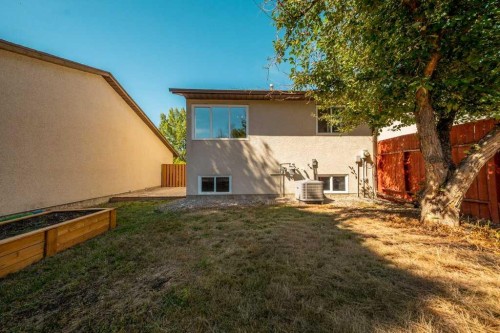 8 Columbia Bay West, Lethbridge, AB 