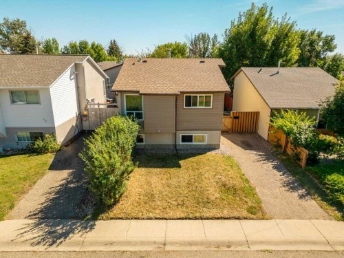 8 Columbia Bay West, Lethbridge, AB 