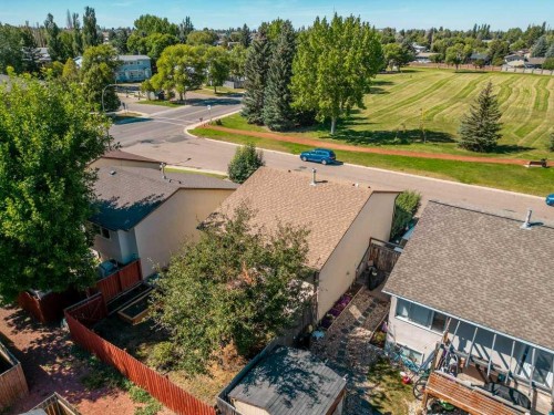 8 Columbia Bay West, Lethbridge, AB 