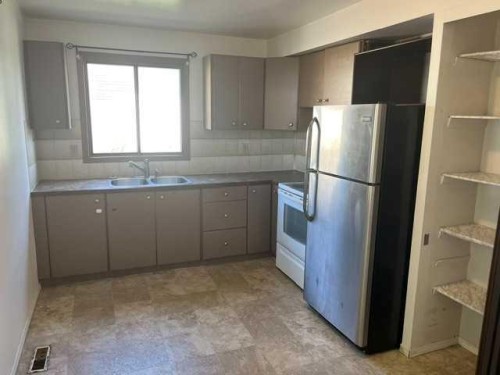 9 Sheridan Road West, Lethbridge, AB 