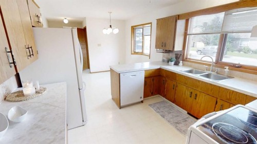 3 Kings Crescent South, Lethbridge, AB 