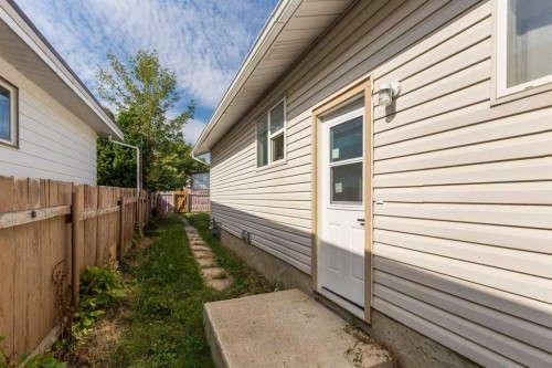 10 Cayuga Crescent West, Lethbridge, AB 
