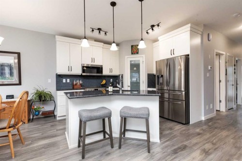 2-318 Northlander Bend West, Lethbridge, AB - Indoor Photo Showing Kitchen With Upgraded Kitchen