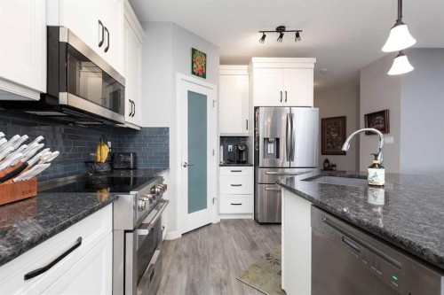 2-318 Northlander Bend West, Lethbridge, AB - Indoor Photo Showing Kitchen With Upgraded Kitchen