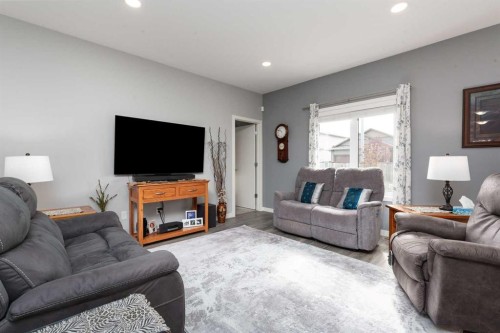 2-318 Northlander Bend West, Lethbridge, AB - Indoor Photo Showing Living Room