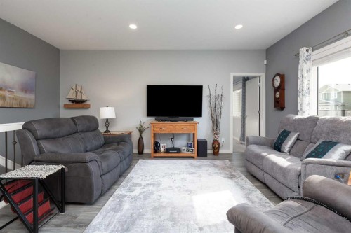 2-318 Northlander Bend West, Lethbridge, AB - Indoor Photo Showing Living Room