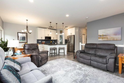 2-318 Northlander Bend West, Lethbridge, AB - Indoor Photo Showing Living Room