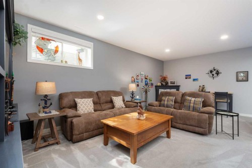 2-318 Northlander Bend West, Lethbridge, AB - Indoor Photo Showing Living Room