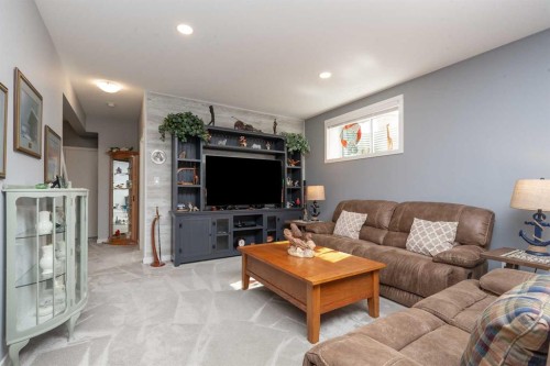 2-318 Northlander Bend West, Lethbridge, AB - Indoor Photo Showing Living Room