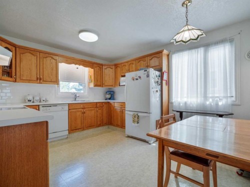 3833 Pebble Place South, Lethbridge, AB 