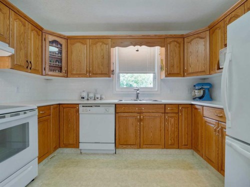 3833 Pebble Place South, Lethbridge, AB 