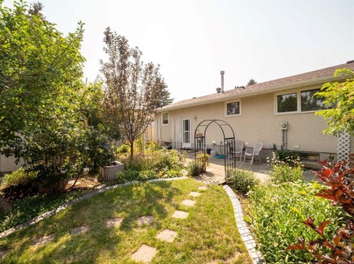 3833 Pebble Place South, Lethbridge, AB 